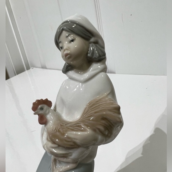 Lladro Shepherdess with Rooster   Figurine -  Retired piece by Juan Huerta - Picture 9 of 13